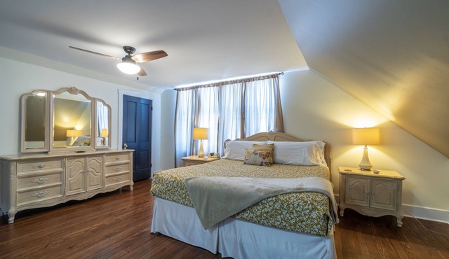 SPACIOUS HISTORIC DOWNTOWN LOFT! BEST LOCATION IN THE HEART OF TOWN! in Hermann