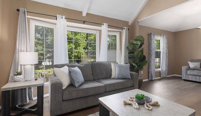 Spacious Home Sleeps 10 KingBeds Parking in Lenexa