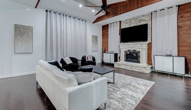 Spacious Houston Retreat, 17 Mins to Downtown, Perfect for Groups & Celebrations