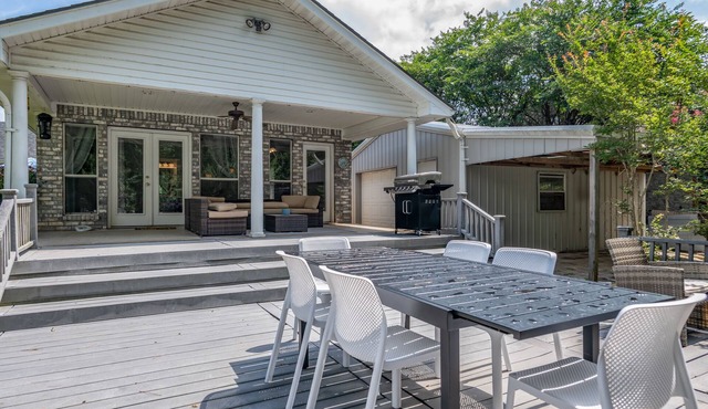 Spacious Lakefront Retreat - Sleeps 10 - Kayaks, Fishing, & Game Room.