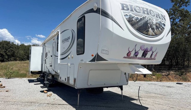 Spacious Lakeside Travel Trailer: Ultimate Comfort Awaits