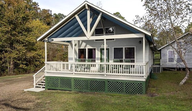 Spacious Lakeview Lodge & Cabin Combo with Fishing Pier Access near Zwolle, Louisiana
