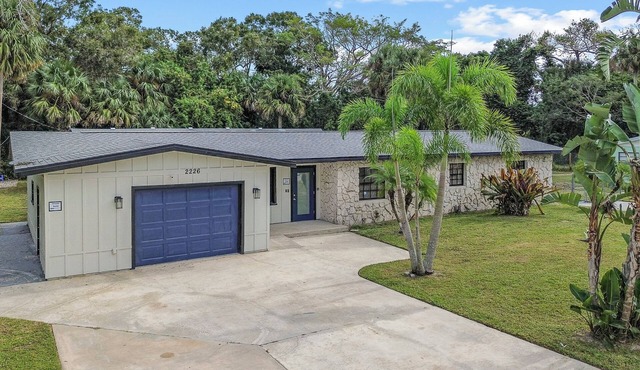 Spacious Multi-Unit 8-bedroom house with AC and WiFi in delightful Vero Beach in Vero Beach