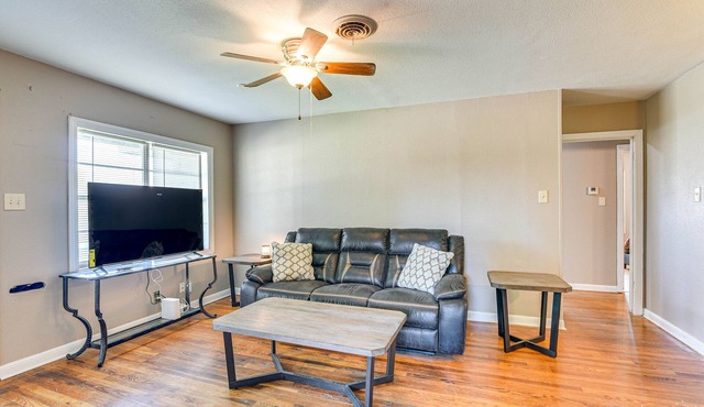 Spacious Orange Rental ~ 3 Mi to Museums & Garden!