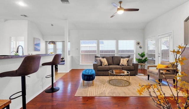 Spacious, pet-friendly Frisco–McKinney home | Sleeps 9 3 bedrooms + flex room, 2 baths, 2 living areas, office spaces, fast Wi-Fi, and a full kitchen with island. Minutes from Craig Ranch, PGA, The Star, shopping, and dining—perfect for families o