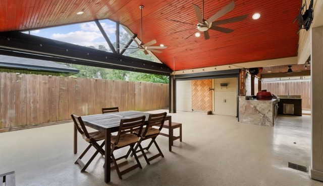 Spacious Retreat: Cozy Bedrooms, Gourmet Kitchen & Outdoor Oasis!