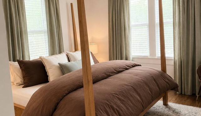 Spacious Retreat Near River Walk & The Pearl – 2BR, Ideal for Groups