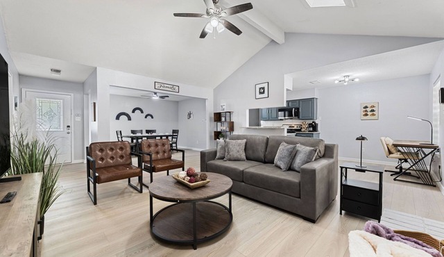Spacious Retreat - Near IAH Airport & Lake Houston, Sleeps 9