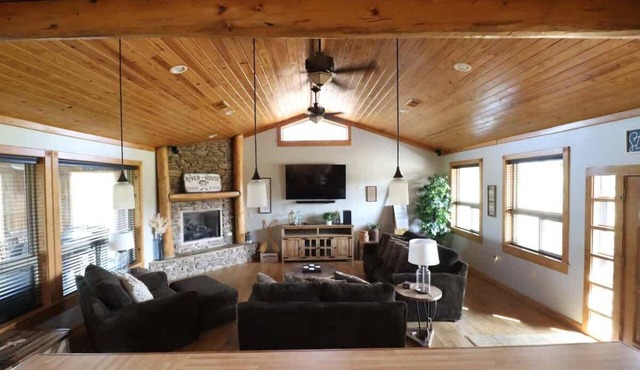 Spacious Retreat on Caddo River, Amity