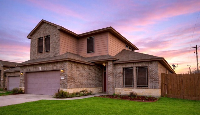 Spacious Retreat + Game Room + Outdoor Dining + Near Beach and Downtown | Rhumba