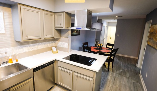 Spacious Richmond Sleeps 10 - Patio on Golf Course