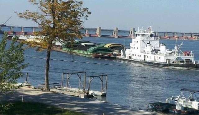 Spacious Riverfront Perch/Easy Access to St.Charles less than 1 Hr to St. Louis in Winfield