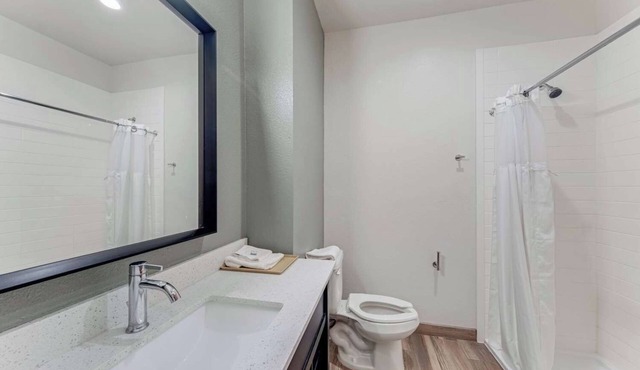 Spacious Room Perfect for Travelers in I-10 & I-35 - Complimentary Breakfast