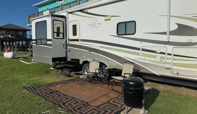 Spacious RV with AC in charming Holly Beach