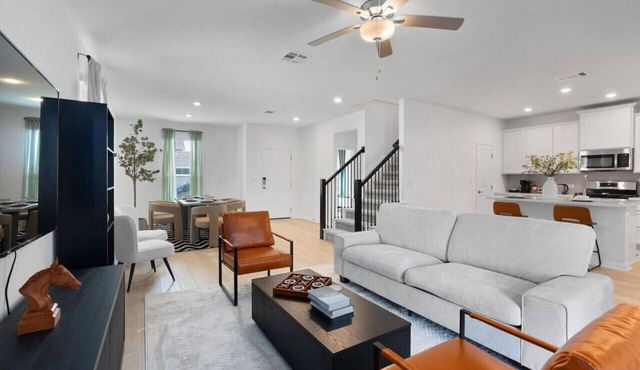 Spacious SE Austin Retreat - Near F1, Tesla, COTA, ABIA - Perfect for Groups
