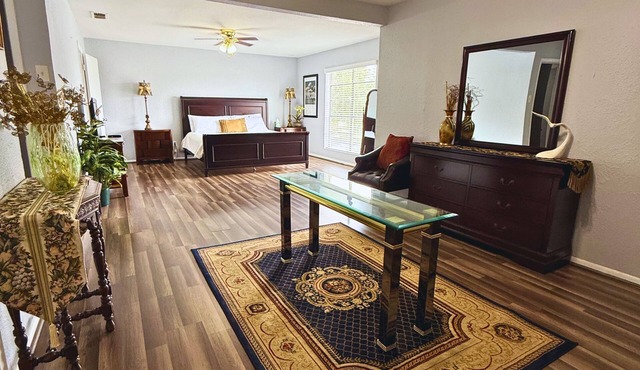 Spacious Southside Home 1 King & 1 Queen bed!