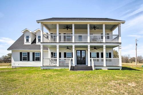 Spacious Texas Getaway w/Fire Pit & Pond!