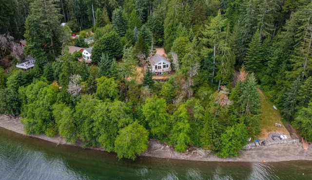 Spacious Waterfront Gathering w/ Private Beach on the Puget Sound Nature Retreat in Grapeview