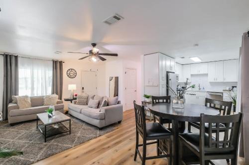 Spring Branch Home Sleeps 6 Yard King Suit