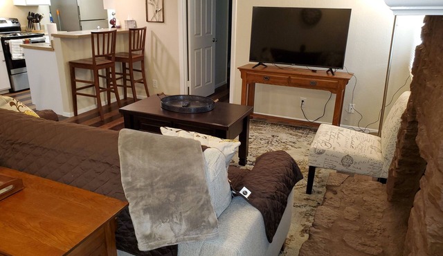 Springwood Home in NW Austin, 3 BR, 2 Full BA, Parking Pet Stays for Free !