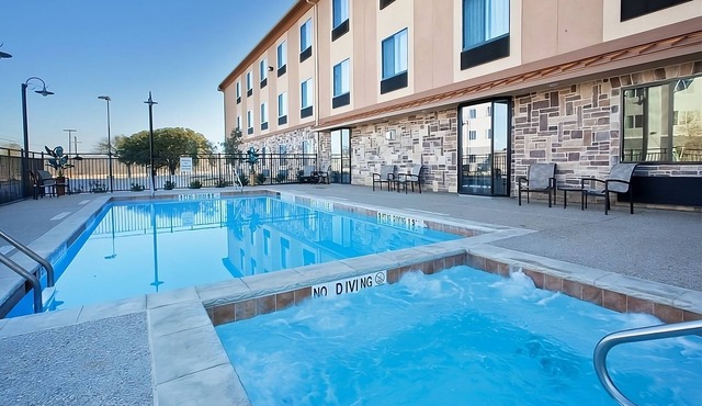 Stay at Red Lion Inn, 2 Queen Beds w/Pool, Free Breakfast, Wifi, and Parking!