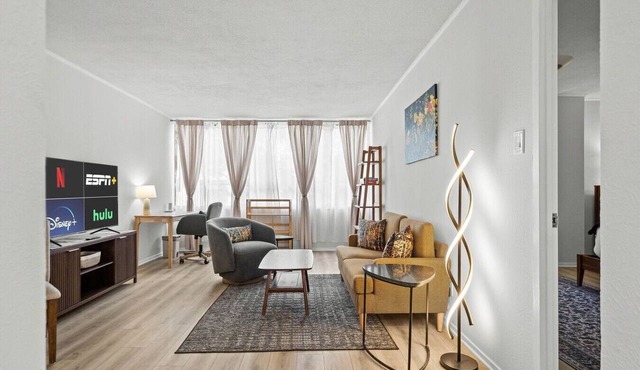 Stay on Lavaca | Walk to Capitol, UT, Moody Center & Live Music | Garage Parking