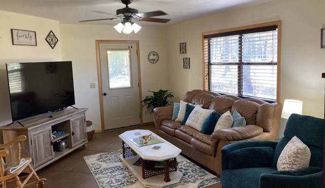 Stay with your friends/family in this peaceful home 3 miles from a river access