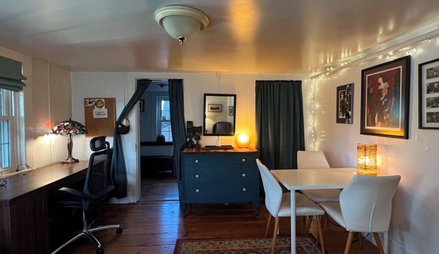 Steps from train, DIA, cafés and hiking — in a peaceful garden-level retreat. in Beacon
