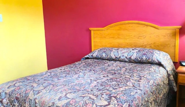 Steps to Sulphur Parks & Recreation | Full Bed Room | Free Parking