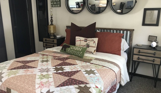 Studio Kitchenette w/ Queen bed on the Gallatin River. 22 mi from ski resorts. in Gallatin Gateway