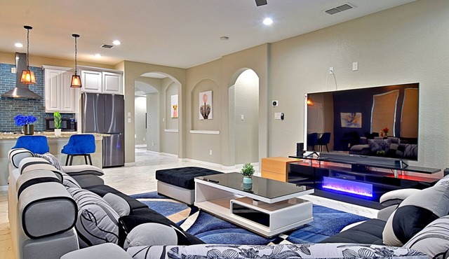 Stunning 6 Bedroom Near Downtown with Tons of Games, Pickleball, Sleeps 19