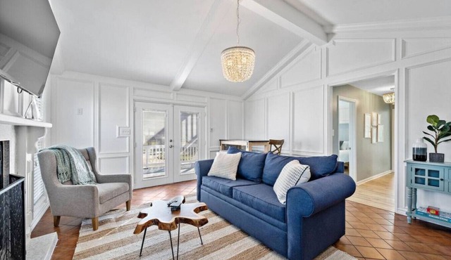 Stunning Beach House, Ocean Views & Spacious Deck