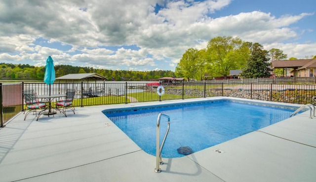 Stunning Lake Hamilton Getaway w/Hot Tub!