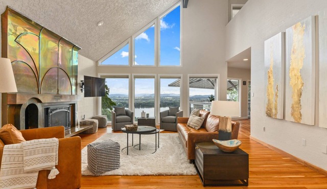 Stunning Panoramic River and Mountain Views, Huge Covered Decks, Fire-Pit, Ping Pong, Gym, & More in Camas