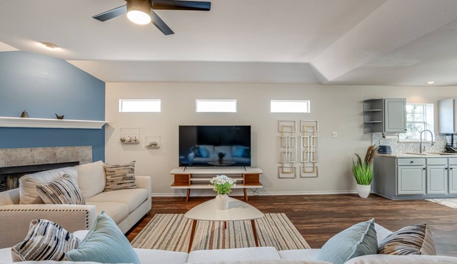 Stunning View at the Rim! Gated and CLEAN! 6 Flags, La Cantera, Top Golf <1mi
