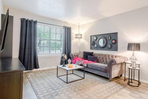 Stylish 1BR Apartment Steps Away from AT&T Stadium