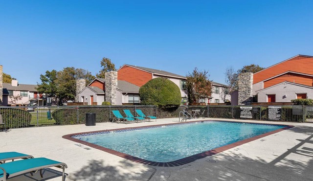 Stylish 1BR + pool Walk to Bars & Bites in the heart of Addison
