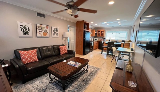 Stylish 2 br near LSU and pool laundry