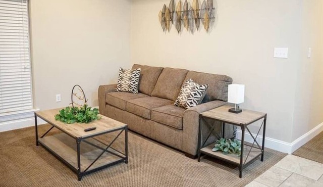 Stylish Apt 2 Beds 2 Baths Dedicated Workspace