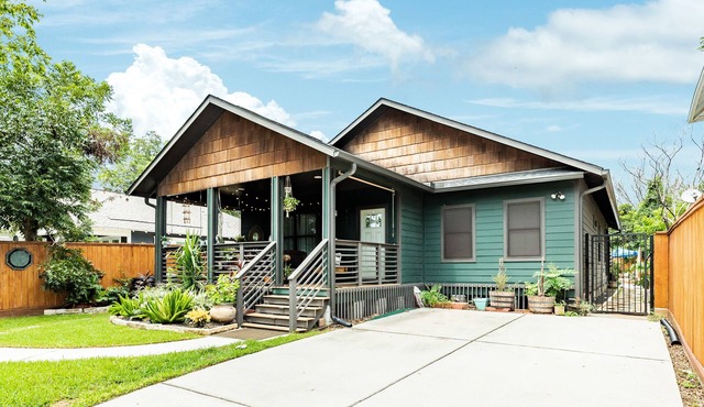 Stylish dog-friendly home minutes from downtown with central AC & washer/dryer