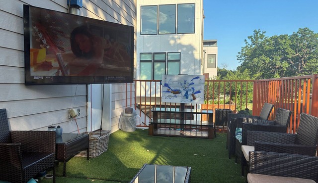 Stylish DOWNTOWN Retreat….quite and city walkable: 2 bdrm & 2.5. bath. Sleeps 8