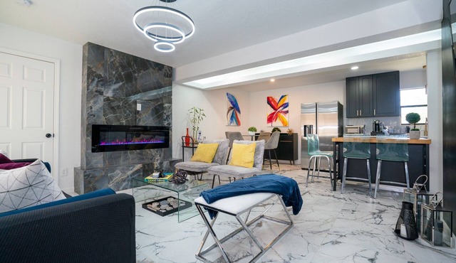 Stylish~Renovated 4Br/2BAT 3MinAirport 10 Min Downtown Central Location