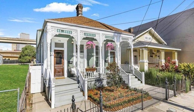 Sunny 1bedroom 2 blocks from St Charles StreetCar!