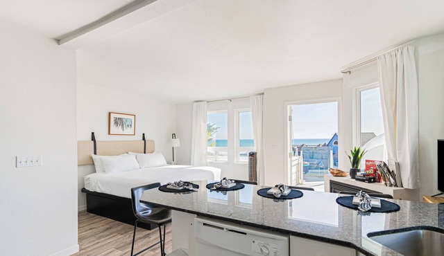 Sunny Cayucos Studio w/Full Kitchen + Lounge Access by the Beach in Cayucos