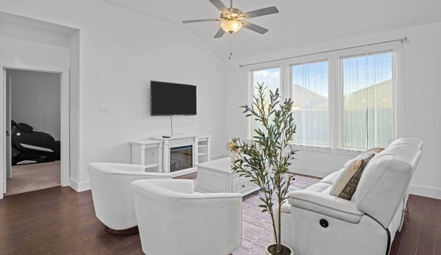 Sunny Days at Bradley Drive｜Fenced Backyard｜Garage ｜Workspace｜Family Friendly