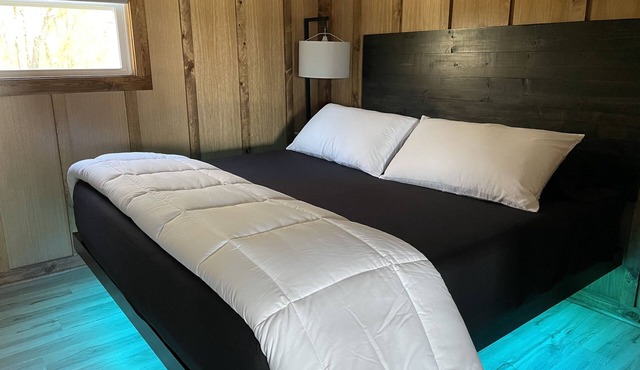 Sunset Cabin W/Hot Tub-Spring*Summer*Winter*Fall-Luxurious Farmhouse at its BEST