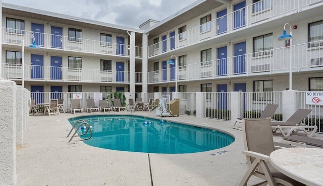 Super 6 Inn & Suites Baton Rouge