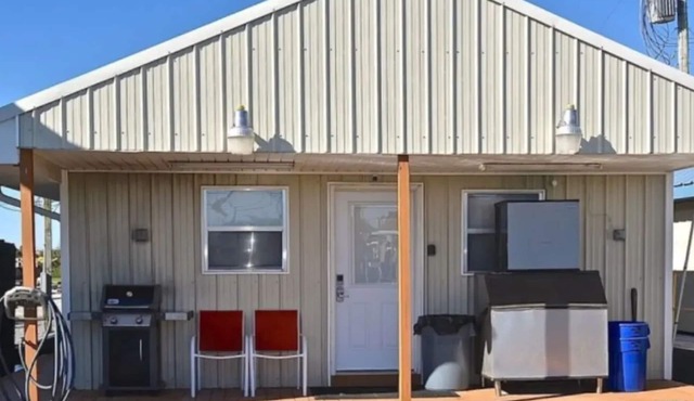 "Super Strike 1" houseboat - 2 BR/1.5 BA in Cypress Cove Marina - 6 beds