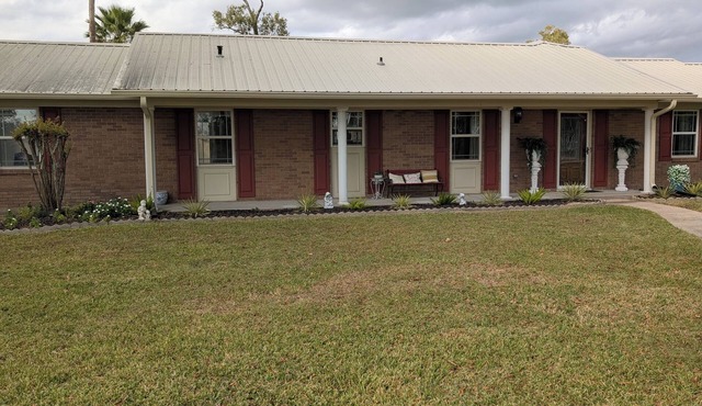 Superb 3-bedroom house with AC and relaxing pool in adorable Orange Texas