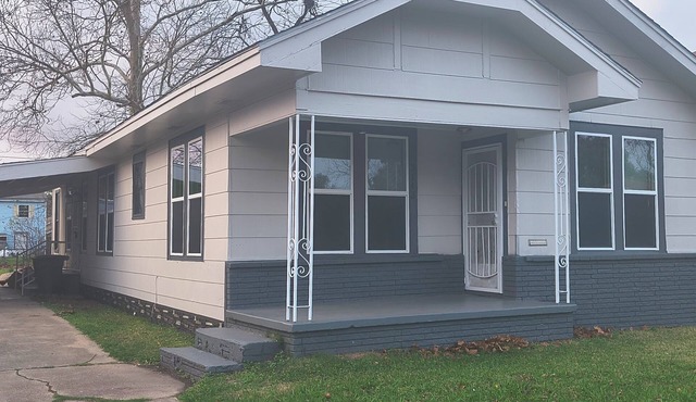 Superb 4-bedroom house with Central Air and Heat 15 minutes from Motiva Refinery